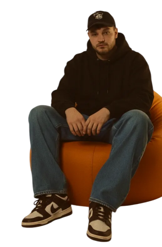 Primera plana de Mauro sentado sobre un sofa futon, imagen con ruido vectorial.